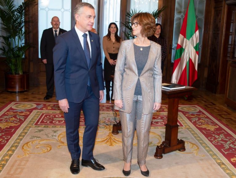 Iñigo Urkullu, junto a Nekane Murga.