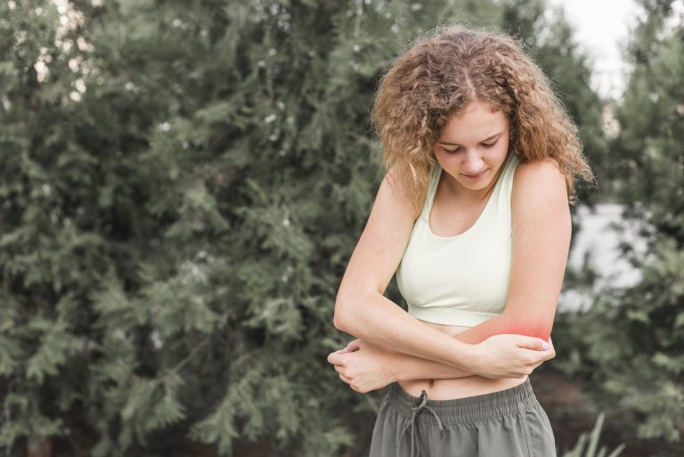 Mujer con artritis. Inflamación del codo.
