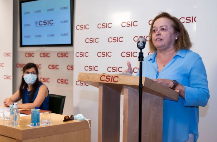 La presidenta del CSIC, Rosa Menéndez y Mar Valés, investigadora del CNB-CSIC, durante la presentación del nuevo test.