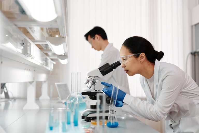 Aqemia y Servier utilizarán inteligencia artificial y física teórica para el descubrimiento de fármacos en inmuno-oncología