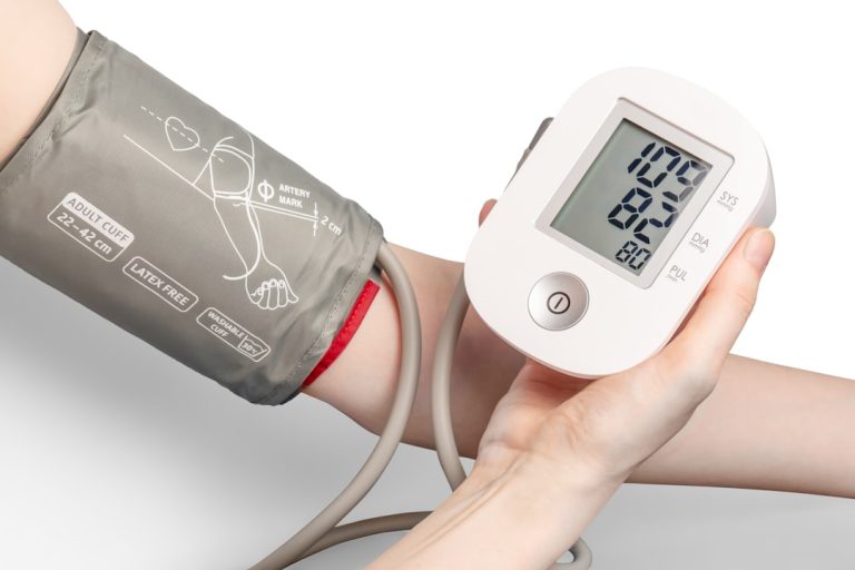 Hipertensión arterial: cifras normales, síntomas y cómo controlar la presión en — Foto de Mockup Graphics en Unsplash