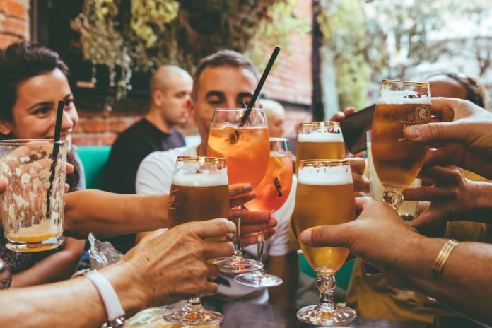 Consumo de alcohol en jóvenes: cae un 60% en dos décadas según Sanidad — Foto de Fred Moon en Unsplash