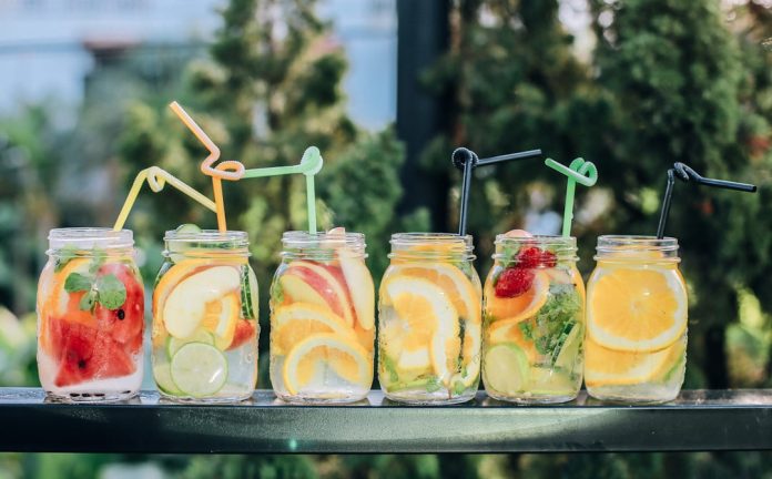 Hidratación en verano: recomendaciones para beber suficiente agua con el calor — Foto de Kaizen Nguyễn en Unsplash