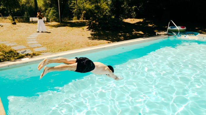 Otitis en la piscina: cómo prevenir la infección de oído en niños este verano — Foto de Pau Gomez en Unsplash