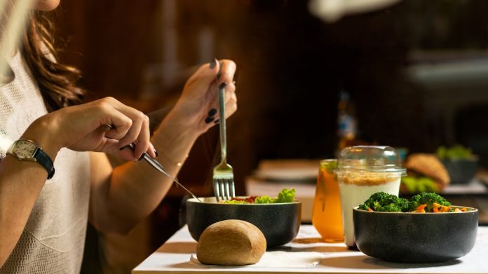 Seguridad alimentaria en viajes: cómo prevenir enfermedades transmitidas por ali — Foto de Farhad Ibrahimzade en Unsplash